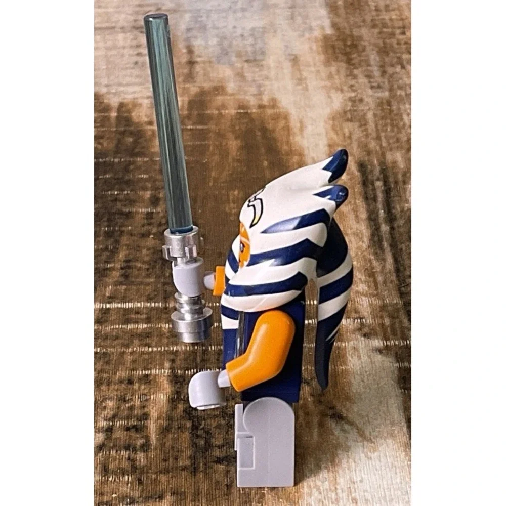 LEGO Star Wars Clone Wars Jedi Ahsoka Tano Minifigure w/ One Lightsaber